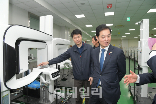 류영진 식약처장, 치과용 의료기기 업체 ‘바텍’ 방문