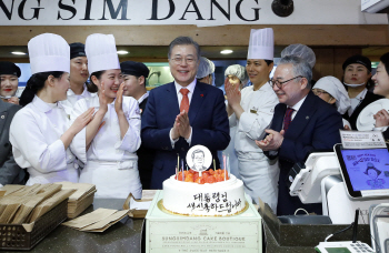 ‘최태원에 폭풍공감’ 文대통령 “도전은 실패 거쳐야” 강조(종합)