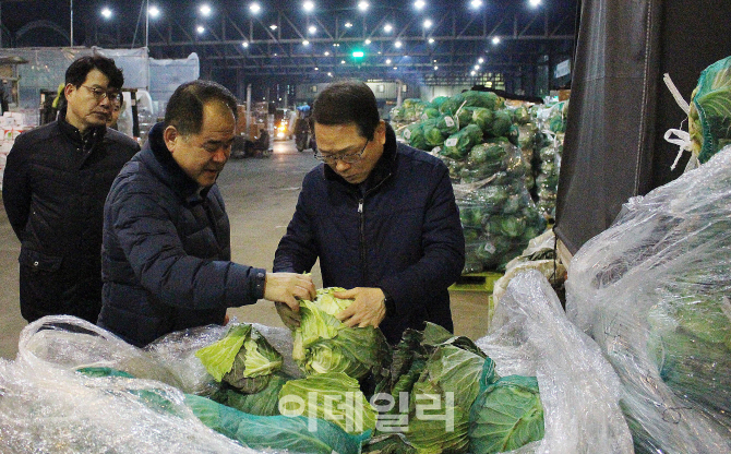 [포토]김원석 농협 농업경제대표이사 채소류 수급상황 점검