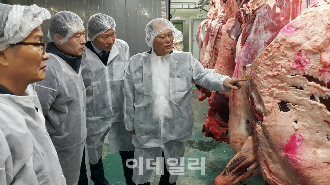 [포토]김태환 농협 축산경제대표 축산물공판장 점검