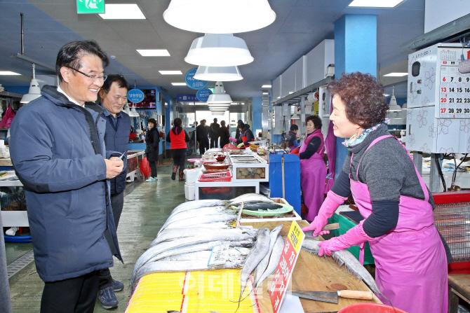 [포토]여수 수산시장 찾은 윤종인 차관