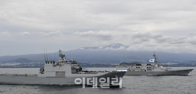[김관용의 軍界一學]군함은 영토의 일부…日초계기 '근접비행', 주권 침해?