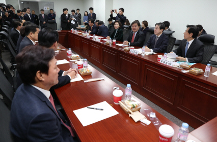 한국당 초재선 “전대, 누구든지 출마해야…자격논쟁 유감”