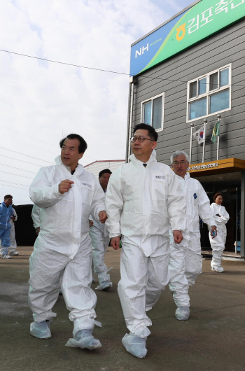 경기 안성 젖소농장서 구제역 의심 신고…긴급 방역 나서