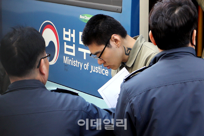 머리 짧게 깎고 나타난 '강서구 PC방 살인' 김성수…"고인과 유가족에게 죄송"