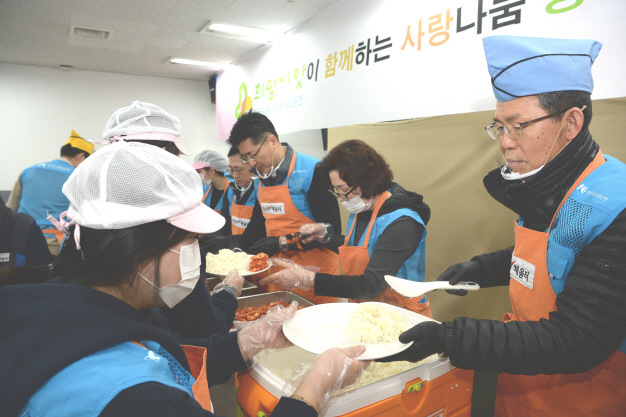 은성수 수출입은행장, 설 맞이 서울역 무료급식소 봉사활동