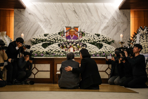 "조금만 더 있다 가지"…벗 떠나보낸 위안부 피해 할머니들