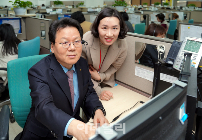 [포토] 고객 상담 전화에 응대하는 김광수 회장