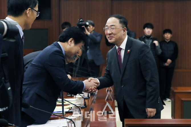 [포토]악수하는 홍남기 부총리-홍종학 중기부 장관