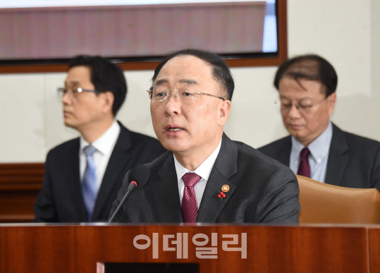 2개월 연속 수출 감소세…홍남기 “내달 대책 발표”