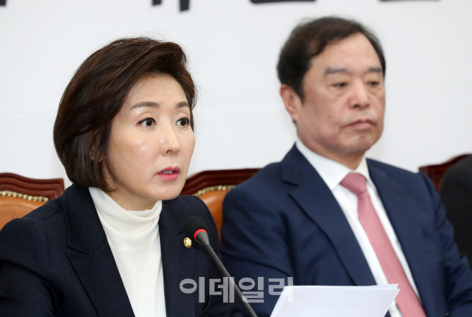 [포토]'비대위원회·중진의원 회의'에서 발언하는 나경원 자유한국당 원내대표