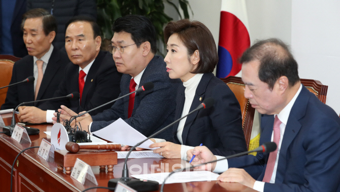 [포토]'비대위원회·중진의원 회의'에서 발언하는 나경원 원내대표