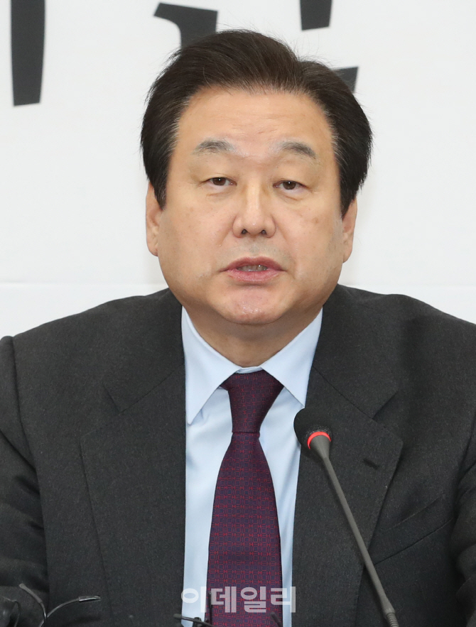 [포토]'자유한국당, 비대위원회·중진의원 회의' 참석한 김무성 의원