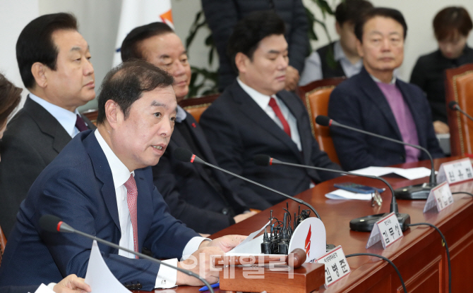 [포토]'자유한국당, 비대위원회·중진의원 회의' 주재하는 김병준 위원장