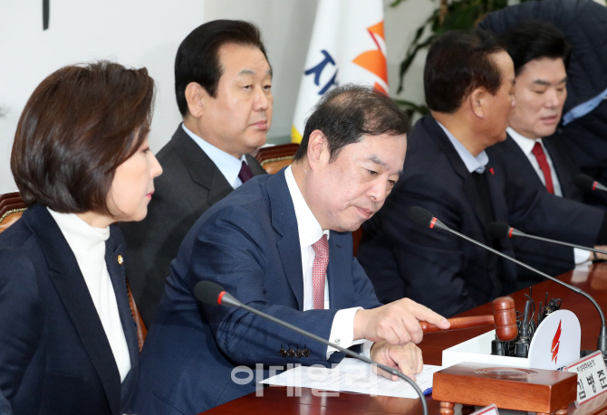 [포토]김병준 자유한국당 비대위원장, '비대위원회·중진의원 회의' 주재