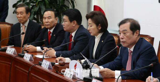 [포토]김병준 비대위원장, '자유한국당, 비대위원회·중진의원 회의' 주재