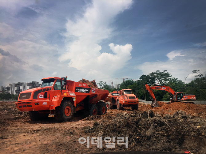 두산인프라, 싱가포르·홍콩서 굴절식 텀프트럭 수주…연초 수주랠리 가속