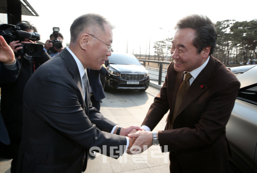 자율주행 수소차 타고 현대차 간 李총리, 반도체 챙기러 삼성 찾은 홍영표