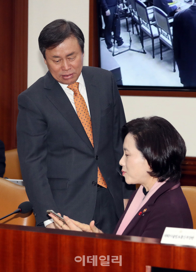 [포토]대화하는 유은혜 부총리-도종환 장관
