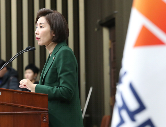 한국당 "김경수 구속, 文대통령 수사 촉구" 특검 카드 만지작