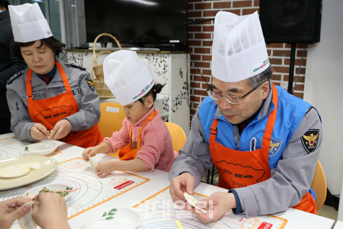 [포토]아이들과 설 만두 빚는 민갑룡 경찰청장