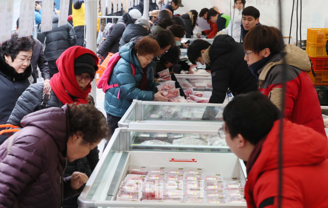 [포토]'붐비는 설맞이 한우 직거래장터'