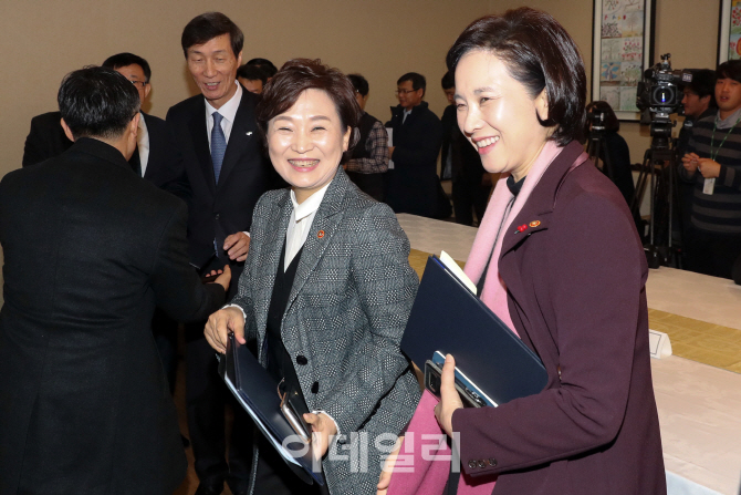 [포토]미소 짓는 유은혜-김현미