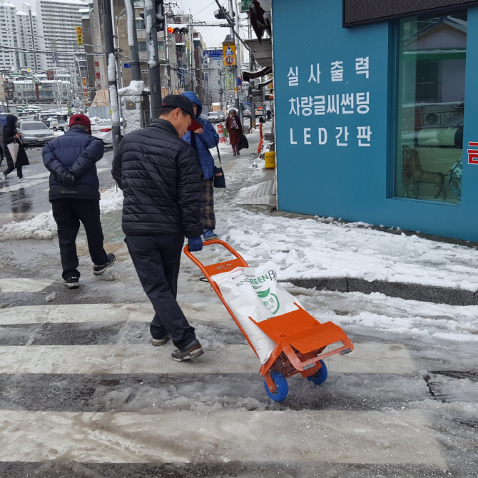 [동네방네]노원구 개발 ‘자동식 소형 살포기’ 조달물품 등록