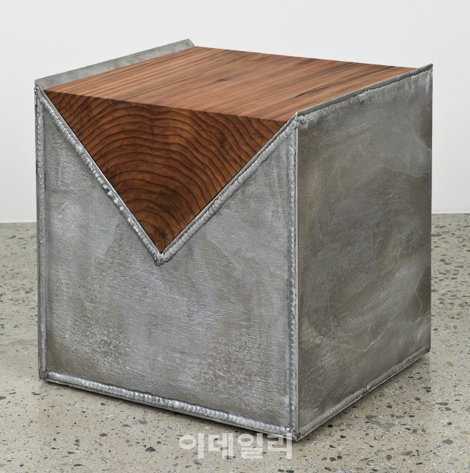 [e갤러리] 당돌한 V라인…서정화 '스툴'