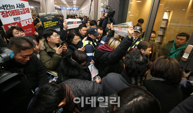 [포토]전국장애인차별철폐연대 회원들, 이해찬 대표 면담 요구