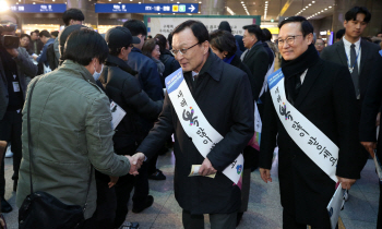 [정알못 가이드]민주 용산역·한국 서울역 귀성인사 이유는?