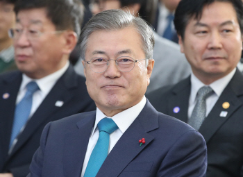악재 넘어 악재…'집권3년차' 발목잡히는 文