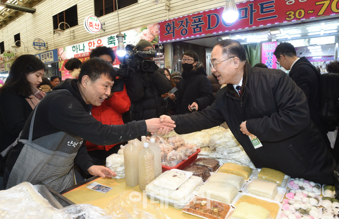 [포토]홍남기 경제부총리, 설 명절 앞두고 전통시장 방문