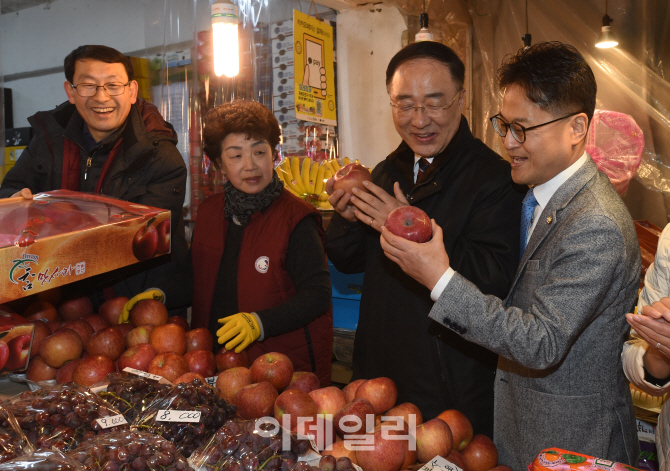 [포토]홍남기 경제부총리, 서민경기-물가 점검나서