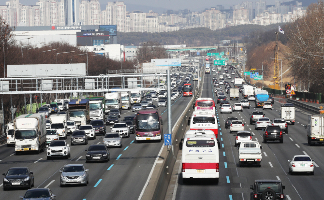 연휴 첫날 귀성길 정체 시작…오후 10시쯤 해소 전망