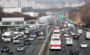 연휴 첫날 귀성길 정체 시작…오후 10시쯤 해소 전망