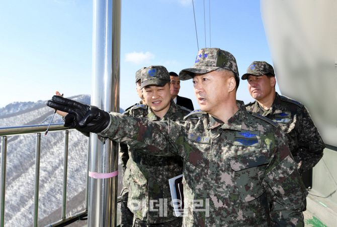 설 연휴 첫날, 레이더 기지 찾은 공군총장…"영공방위 임무완수"