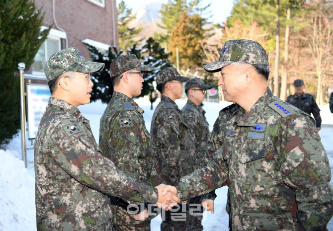 [포토]이왕근 공군참모총장, 설 연휴 격오지부대 장병 격려