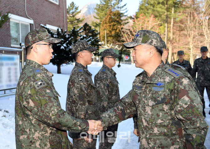 [포토]장병 격려하는 이왕근 공군참모총장