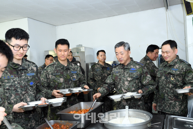 [포토]장병들과 함께 식사하는 이왕근 공군참모총장