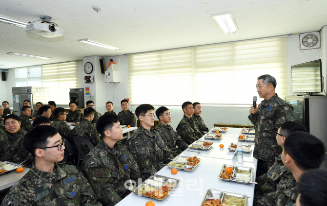 [포토]격오지부대 찾은 이왕근 공군참모총장