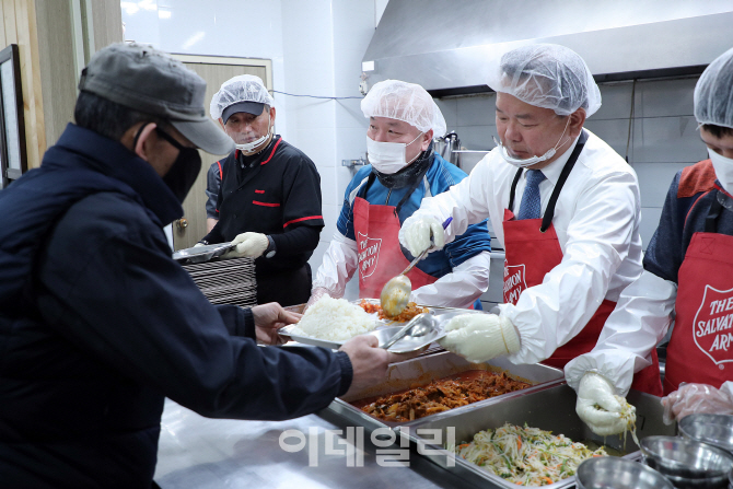 [포토]김부겸 행안부 장관, 무료급식 배식봉사 활동