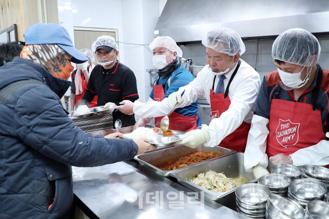 [포토]김부겸 행안부 장관, 설 연휴 맞아 무료급식 배식봉사 활동