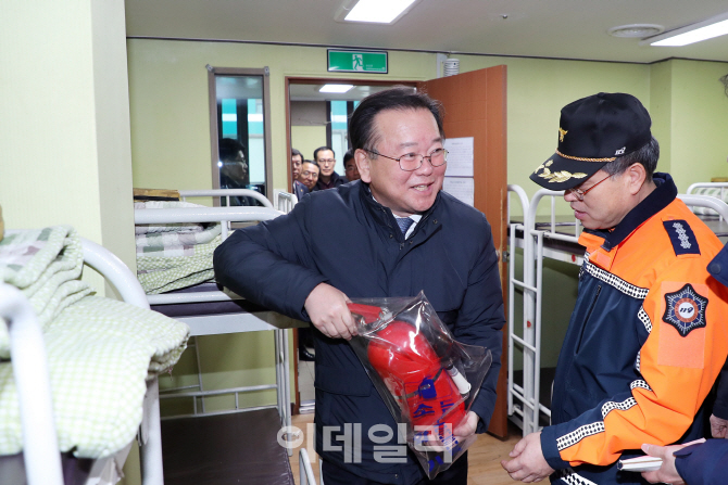 [포토]소방설비 안전점검하는 김부겸 장관