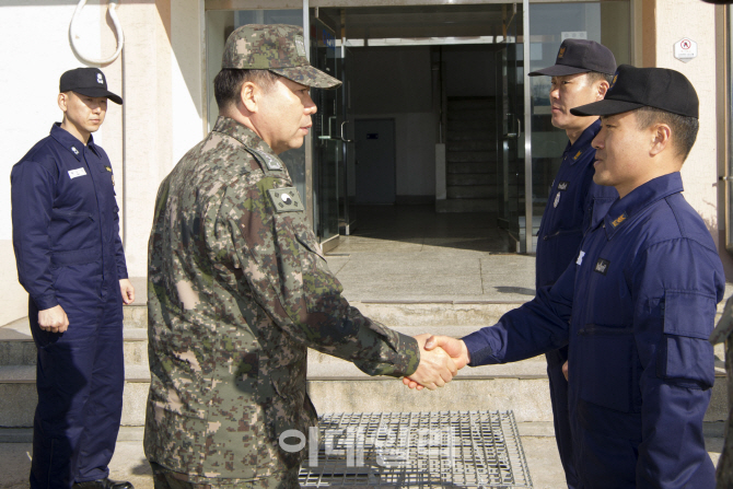 [포토]장병 격려하는 심승섭 해군참모총장