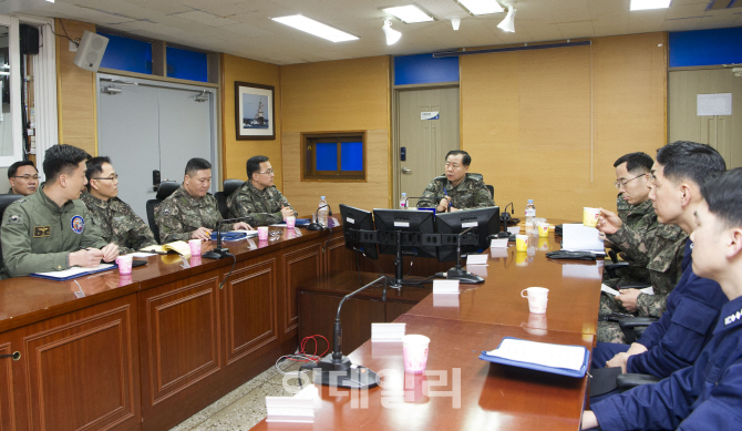 [포토]작전현황 보고받는 심승섭 해군참모총장