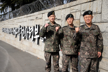 선친 참전지 답사 이 중령 가족·3부자 처음 한자리 김 원사 가족