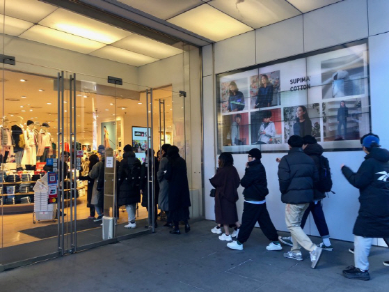 [이성웅의 언박싱]유니클로U, 화려한 색상과 '뉴트로'로 돌아오다 - 뉴스 썸네일 이미지