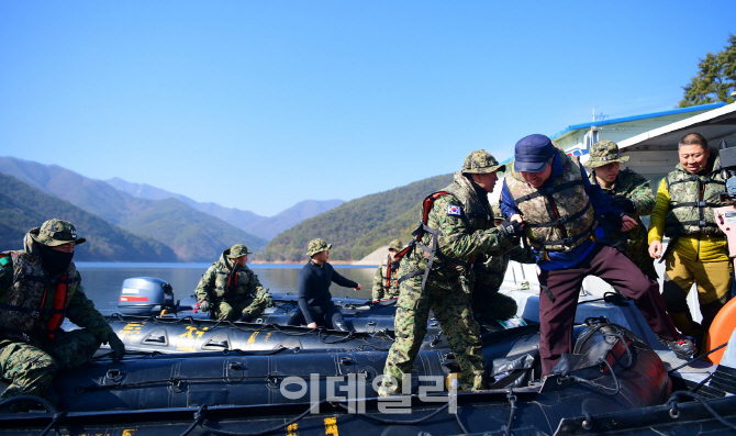 [포토]육군11공수특전여단 간부들, 수몰지역 성묘객 수송 지원