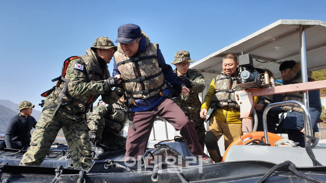 [포토]육군11공수특전여단, 수몰지역 성묘객 수송 지원